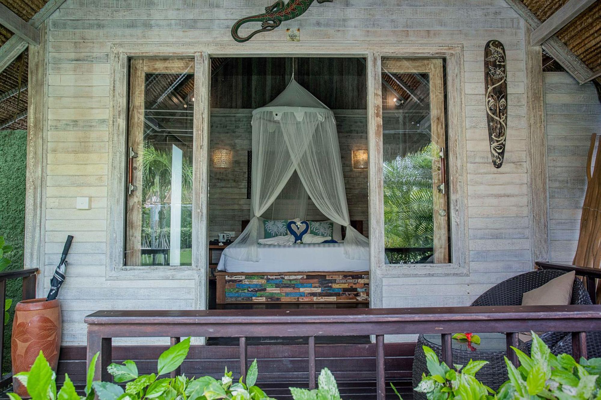 Water Blow Huts Nusa Lembongan  Exterior photo
